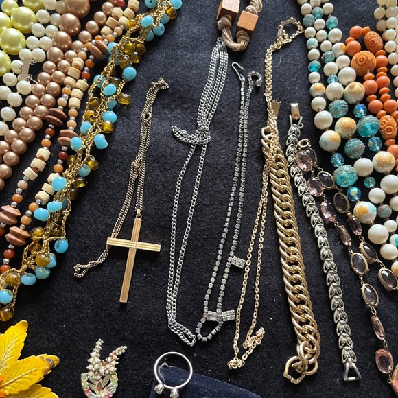 Vintage 51 Piece Bag of Jewelry “Bag A” - Picture 4 of 7